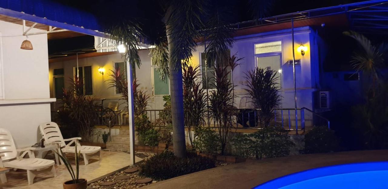 Nuch'S Apple Guest House Si Bun Ruang Exterior foto