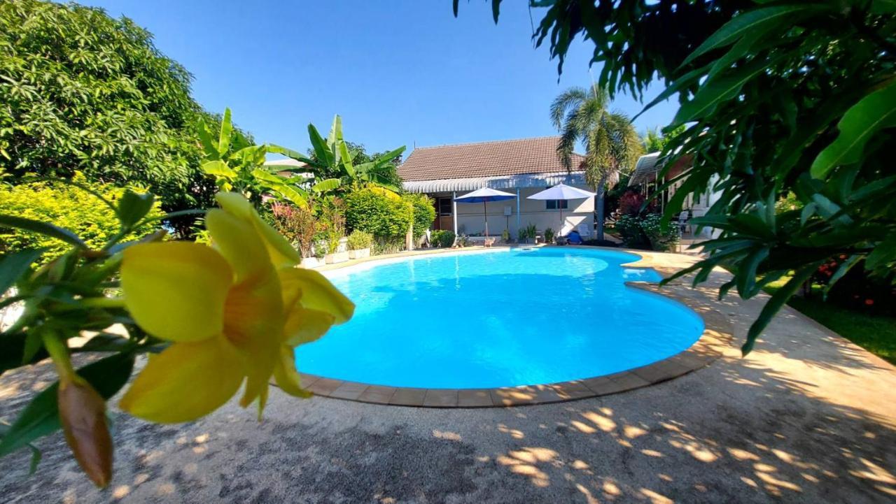 Nuch'S Apple Guest House Si Bun Ruang Exterior foto